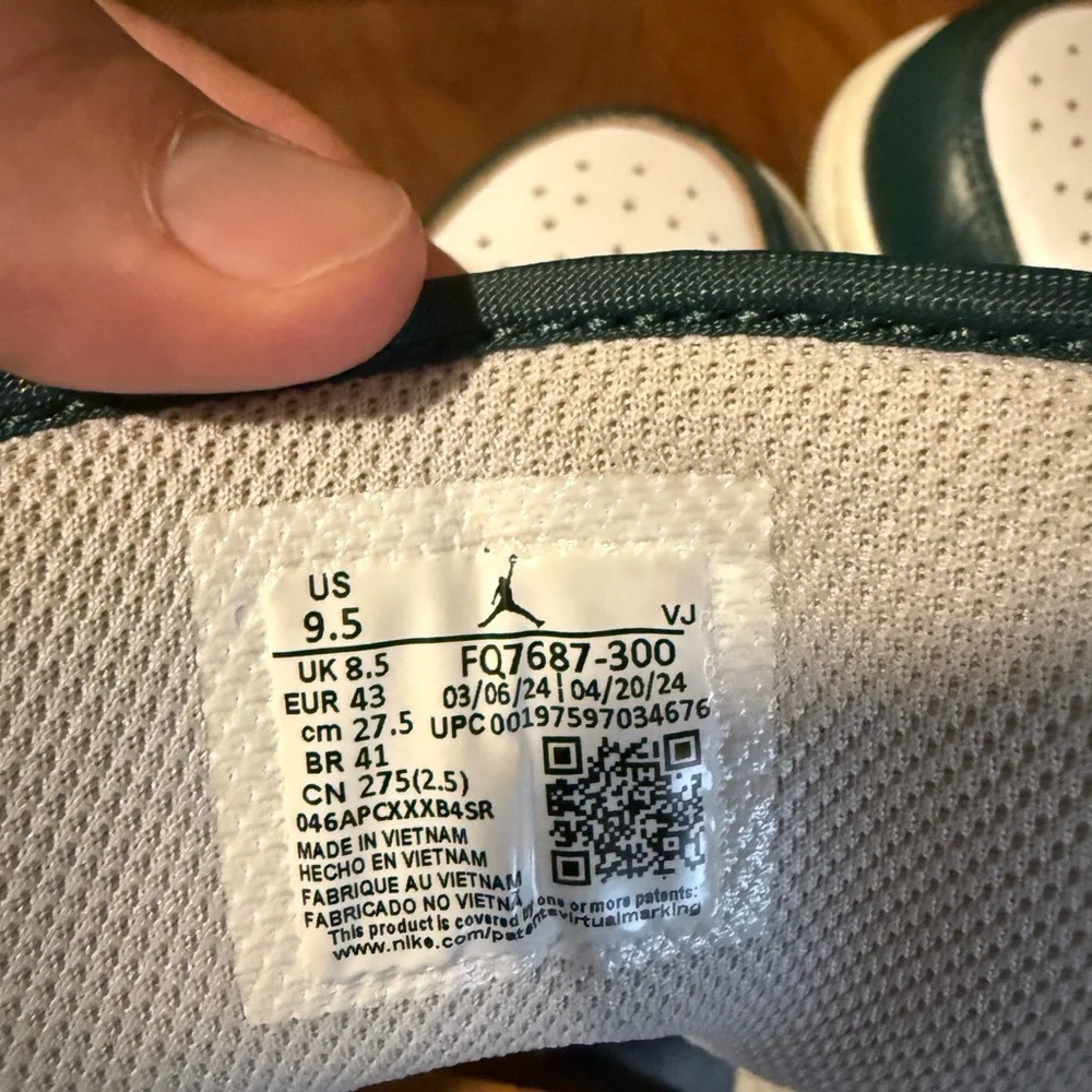 Jordan 1 size 9.5 White and Green - Picture 3 of 4